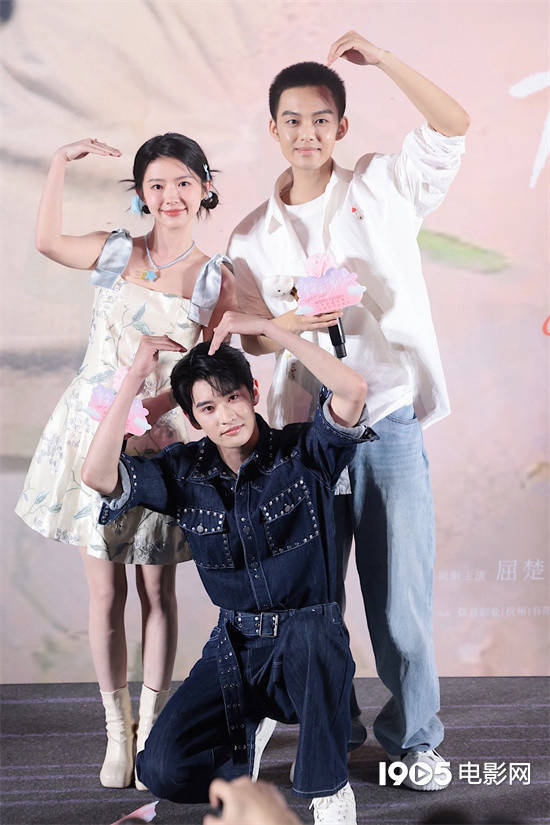 盈鑫惠 《有朵云像你》首映礼 屈楚萧、王子文盛装出席