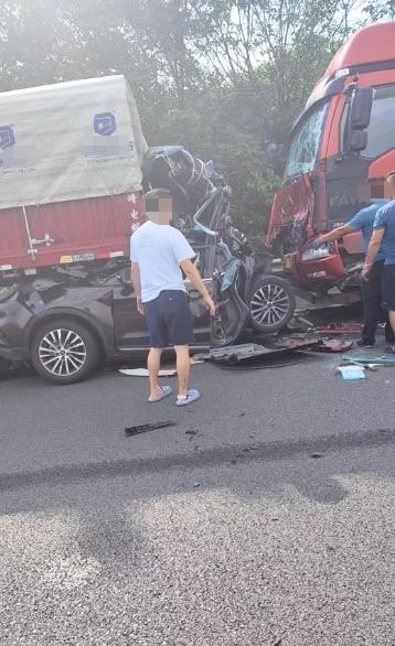 优配好油 货车高速追尾撞死父子和保姆, 司机被判缓刑后再审开庭, 死者家属发声